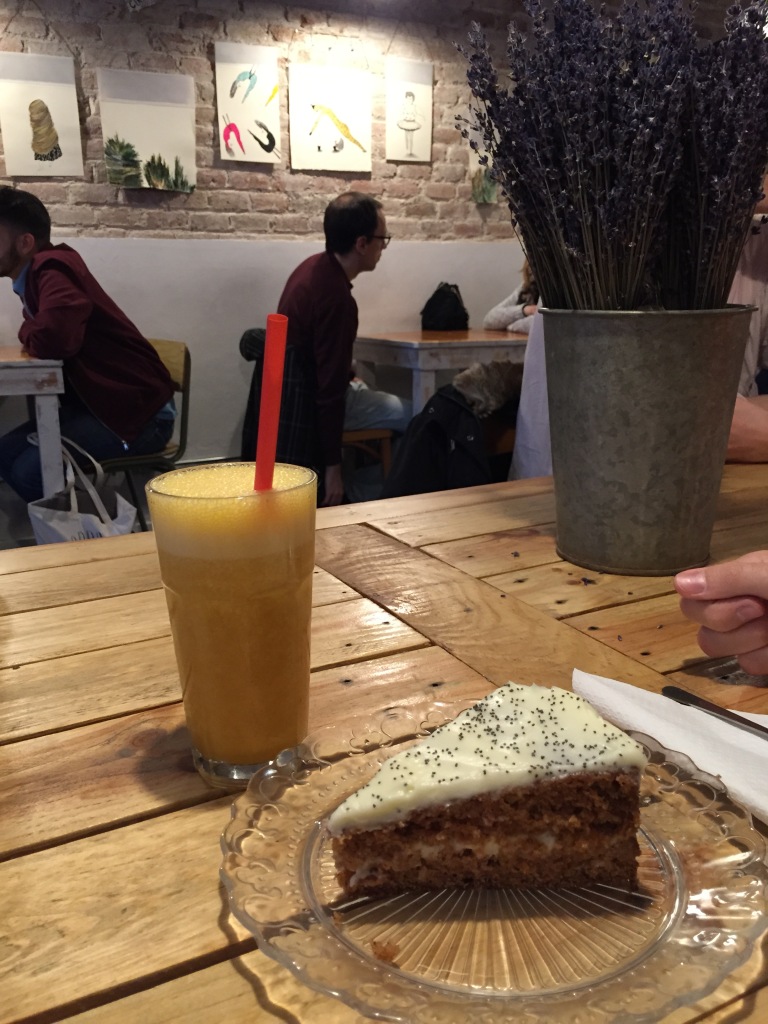 Pastel de zanahoria y zumo de plátano, fruta de la pasión y naranja. Foto: Lorena Agua